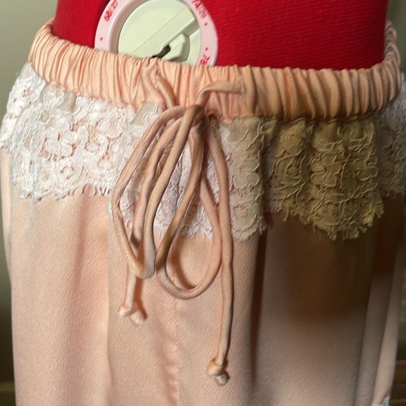 3/$15 🏷️ Banana Republic peach silky satin polyester lined lace-top mini skirt - Picture 4 of 11
